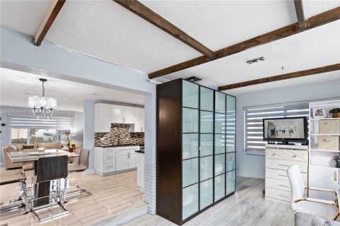 House in Hollywood, Florida 3 bedrooms, 127.28 sq.m. № 2020198 - photo 13