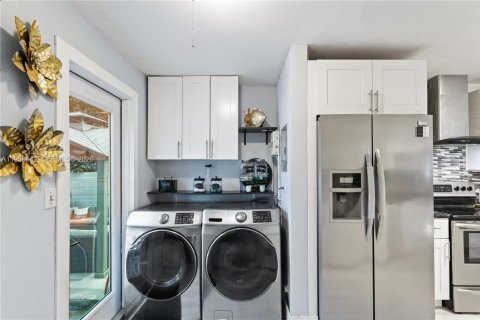 House in Hollywood, Florida 3 bedrooms, 127.28 sq.m. № 2020198 - photo 11