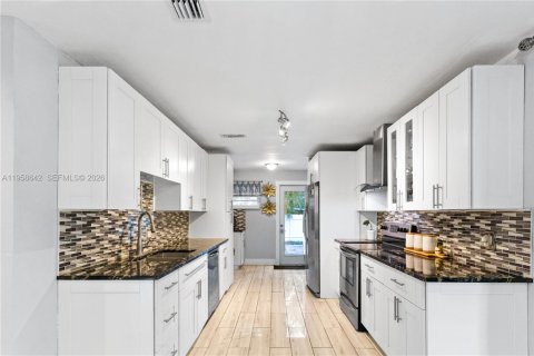 House in Hollywood, Florida 3 bedrooms, 127.28 sq.m. № 2020198 - photo 7