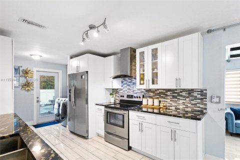 House in Hollywood, Florida 3 bedrooms, 127.28 sq.m. № 2020198 - photo 9