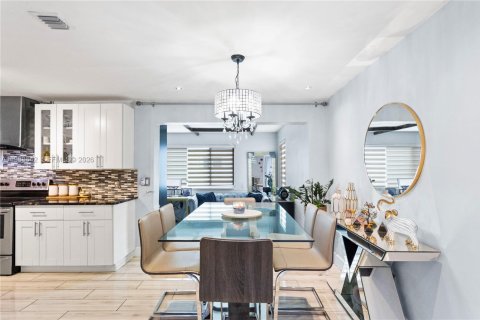 House in Hollywood, Florida 3 bedrooms, 127.28 sq.m. № 2020198 - photo 6