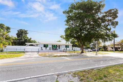 House in Hollywood, Florida 3 bedrooms, 127.28 sq.m. № 2020198 - photo 30