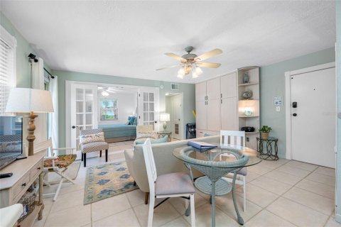 Condo in Saint Pete Beach, Florida, 1 bedroom  № 1850179 - photo 11
