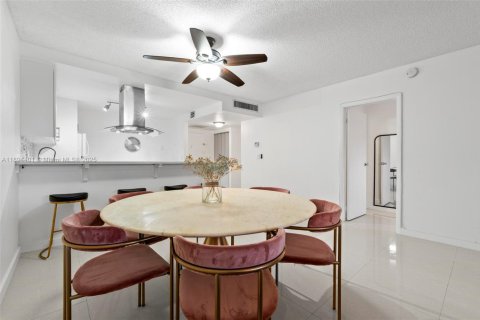 Condo in Hallandale Beach, Florida, 1 bedroom № 1947193 - photo 7