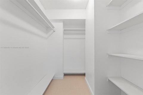 Condo in Hallandale Beach, Florida, 1 bedroom № 1947193 - photo 13