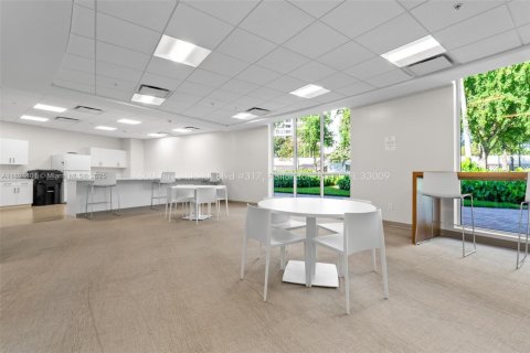 Condo in Hallandale Beach, Florida, 1 bedroom № 1947193 - photo 29