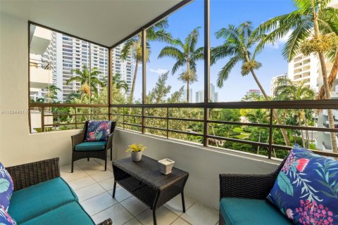 Condo in Hallandale Beach, Florida, 1 bedroom № 1947193 - photo 16