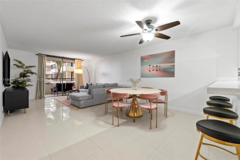 Condo in Hallandale Beach, Florida, 1 bedroom № 1947193 - photo 6