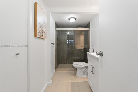 Condo in Hallandale Beach, Florida, 1 bedroom № 1947193 - photo 14