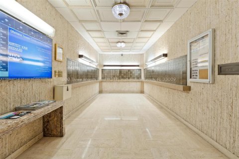 Condo in Hallandale Beach, Florida, 1 bedroom № 1947193 - photo 22