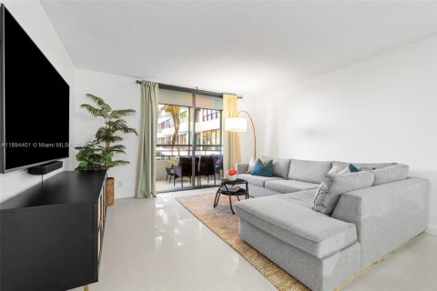Condo in Hallandale Beach, Florida, 1 bedroom № 1947193 - photo 8