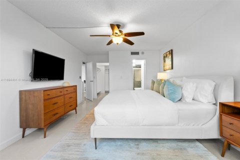 Condo in Hallandale Beach, Florida, 1 bedroom № 1947193 - photo 12