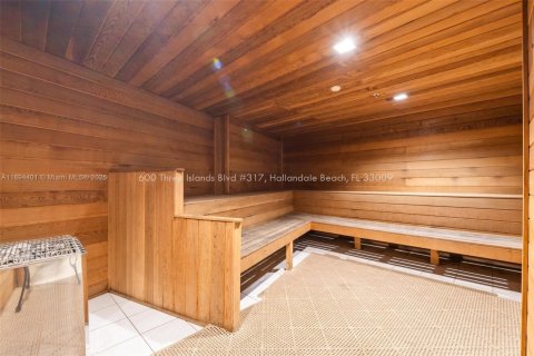 Condo in Hallandale Beach, Florida, 1 bedroom № 1947193 - photo 26