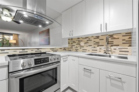 Condo in Hallandale Beach, Florida, 1 bedroom № 1947193 - photo 4