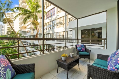 Condo in Hallandale Beach, Florida, 1 bedroom № 1947193 - photo 17