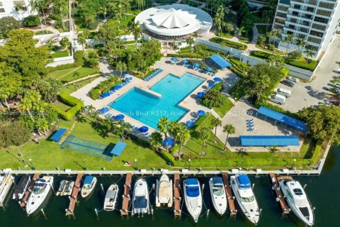 Condo in Hallandale Beach, Florida, 1 bedroom № 1947193 - photo 24