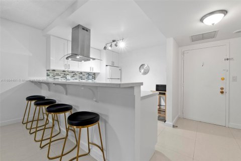 Condo in Hallandale Beach, Florida, 1 bedroom № 1947193 - photo 5