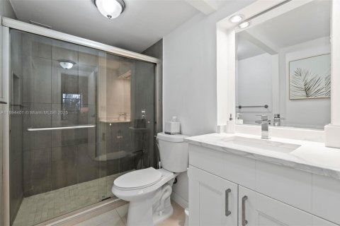 Condo in Hallandale Beach, Florida, 1 bedroom № 1947193 - photo 15