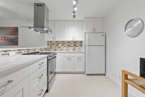 Condo in Hallandale Beach, Florida, 1 bedroom № 1947193 - photo 2