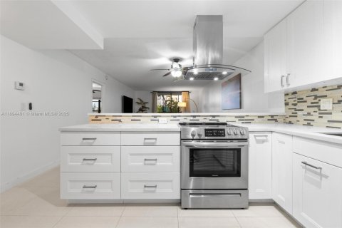 Condo in Hallandale Beach, Florida, 1 bedroom № 1947193 - photo 3