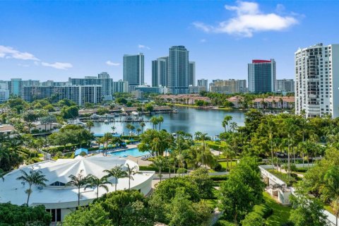 Condo in Hallandale Beach, Florida, 1 bedroom № 1947193 - photo 18