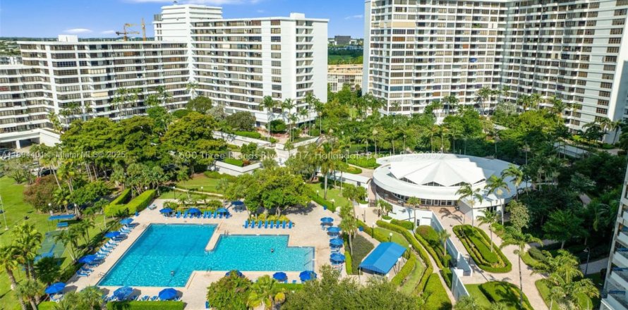 Condo in Hallandale Beach, Florida, 1 bedroom № 1947193