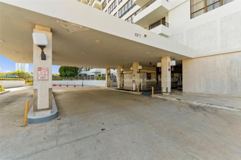 Condo in Hallandale Beach, Florida, 1 bedroom № 1947193 - photo 23