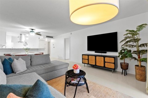 Condo in Hallandale Beach, Florida, 1 bedroom № 1947193 - photo 9