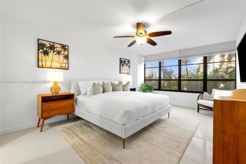 Condo in Hallandale Beach, Florida, 1 bedroom № 1947193 - photo 11
