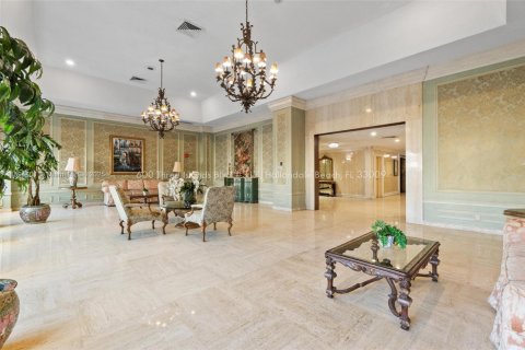 Condo in Hallandale Beach, Florida, 1 bedroom № 1947193 - photo 21