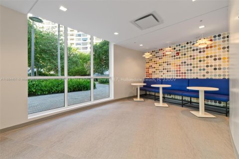 Condo in Hallandale Beach, Florida, 1 bedroom № 1947193 - photo 30