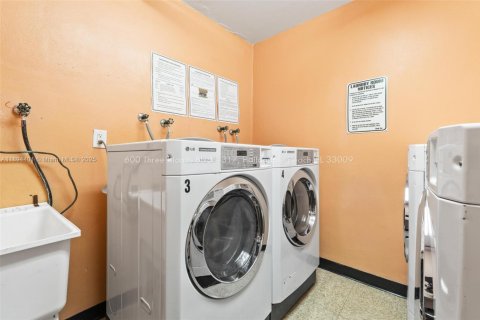 Condo in Hallandale Beach, Florida, 1 bedroom № 1947193 - photo 19