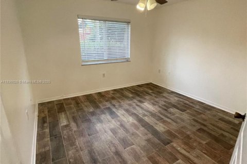 Condo in Pembroke Pines, Florida, 2 bedrooms  № 1819893 - photo 13