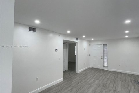 Condo in Pembroke Pines, Florida, 2 bedrooms  № 1819893 - photo 10