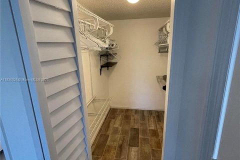 Condo in Pembroke Pines, Florida, 2 bedrooms  № 1819893 - photo 4