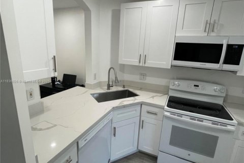 Condo in Pembroke Pines, Florida, 2 bedrooms  № 1819893 - photo 11