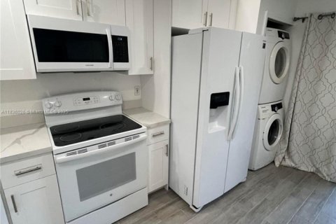 Condo in Pembroke Pines, Florida, 2 bedrooms  № 1819893 - photo 8
