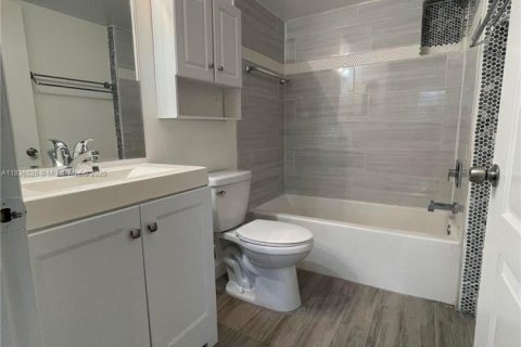 Condo in Pembroke Pines, Florida, 2 bedrooms  № 1819893 - photo 12