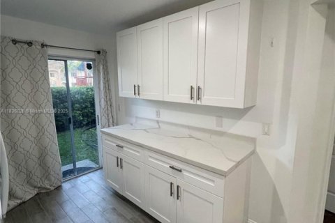 Condo in Pembroke Pines, Florida, 2 bedrooms  № 1819893 - photo 9