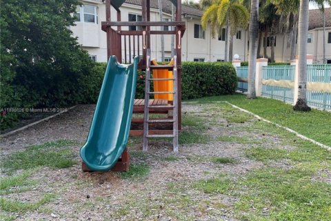 Condo in Pembroke Pines, Florida, 2 bedrooms  № 1819893 - photo 14
