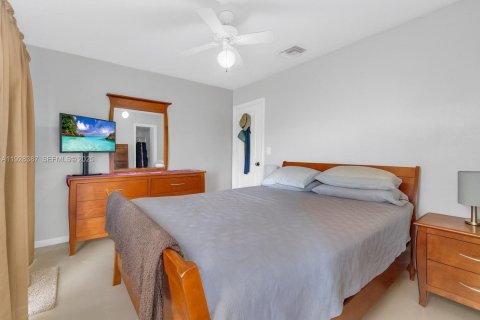 Casa en venta en Miami Gardens, Florida, 3 dormitorios, 106.84 m2 № 1986913 - foto 10