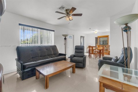 Casa en venta en Miami Gardens, Florida, 3 dormitorios, 106.84 m2 № 1986913 - foto 7