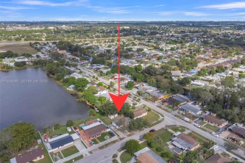 Casa en venta en Miami Gardens, Florida, 3 dormitorios, 106.84 m2 № 1986913 - foto 2