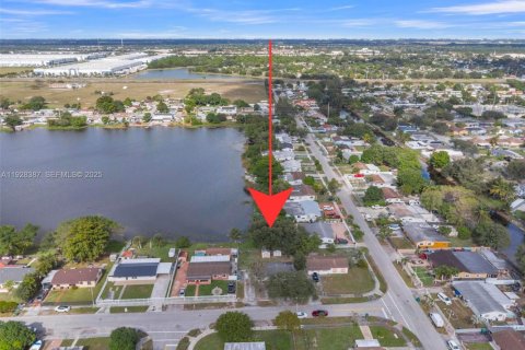 Casa en venta en Miami Gardens, Florida, 3 dormitorios, 106.84 m2 № 1986913 - foto 1