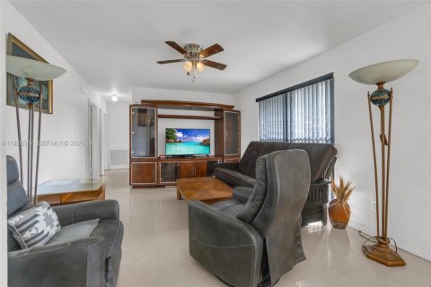 Casa en venta en Miami Gardens, Florida, 3 dormitorios, 106.84 m2 № 1986913 - foto 6