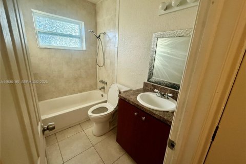 Villa ou maison à louer à Fort Lauderdale, Floride: 2 chambres, 353.31 m2 № 1993373 - photo 6