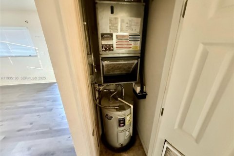 Villa ou maison à louer à Fort Lauderdale, Floride: 2 chambres, 353.31 m2 № 1993373 - photo 15