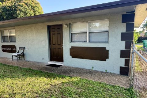 Villa ou maison à louer à Fort Lauderdale, Floride: 2 chambres, 353.31 m2 № 1993373 - photo 1