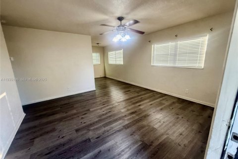 Villa ou maison à louer à Fort Lauderdale, Floride: 2 chambres, 353.31 m2 № 1993373 - photo 11