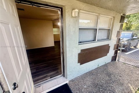 Villa ou maison à louer à Fort Lauderdale, Floride: 2 chambres, 353.31 m2 № 1993373 - photo 12